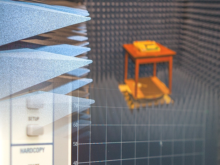 Bildvollage aus einem Messgerät, einer EMV-Kammer und einem zu vermessenden Gerät