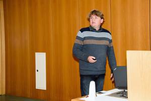 Andre Streek, Laserinstitut Hochschule Mittweida, stellt den Polygonscanner vor