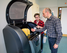 Prof. Jörg Matthes und Anna Maronek freuen sich auf die Arbeit mit dem neuen Drucker