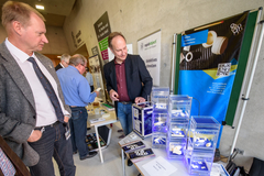 Jan Drechsel vom Laserinstitut Hochschule Mittweida informiert sich in der Firmenausstellung