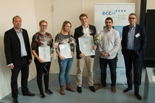 Die Sieger des 1. Mittweidaer Blockchain-Ideenwettbewerbs. v.l.: Dr. Matthias Fuhrland (BCCM), Antonia Leibl, &lt;br&gt; Corinna Mauersberger, Tim Bansemer, Christoph Jentzsch (Slock it), Prof. Andreas Ittner (BCCM)