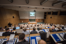 Voller Hörsaal im Haus 5