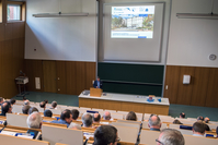 Der Tagungsleiter, Prof. Peter Hübner, begrüßt die Teilnehmer