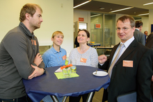 Prof. Uwe Mahn im Gespräch mit den NachwuchswissenschaftlerInnen der HS Mittweida, Dorit Bock, Katharina Müller-Eppendorfer und Pierre Jaques (v.r.)