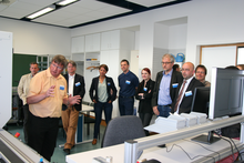 Harald Thomale erläutert die neue Roboteranlage in der Trainingsfabrik 4.0