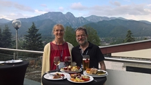 Dr. Tina Geweniger und Prof. Thomas Villmann beim Konferenzessen vor der malerischen Bergkulisse der Hohen Tatra (in der Mitte Giewont 1895m)
