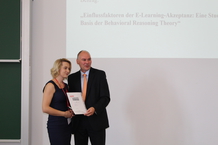 Sarah Uhlig erhält ihren Preis aus den Händen des Präsidenten der Hochschule Anhalt, Prof. Jörg Bagdahn
