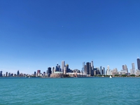 Der Blick vom Lake Michigan auf die Skyline Chicagos, eine der beeindruckensten Skylines der Welt. Vier der acht höchsten Gebäude der USA stehen in Chicago.