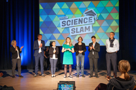 Die Science-Slamer* mit Moderatorin Franziska Wilhelm (Mitte) und Preisträger Prof. Kristan Schneider (2.v.r.), Foto: Fak. Medien 
