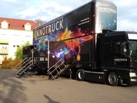 Der InnoTruck am Haus 8 (Foto: Rita Fuchs)