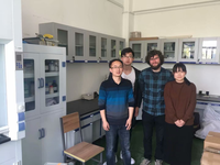 Gruppenfoto im Labor an der Changzhou University : Dr. Wu (links) mit Masterstudenten aus dem Maschinenbau und Gastforscher Johannes Näther (2.v.r.)
