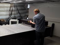 Femtosekunden-Lasersystem auf optischen Tisch im neuen Labor