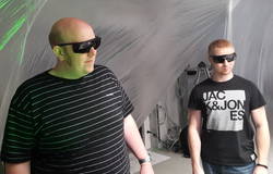 „Man in Black“: Zum Schutz vor der Laserstrahlung müssen Schutzbrillen getragen werden
