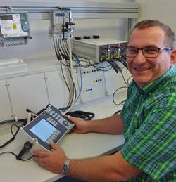Heiko Löbel überprüft im neuen Labor des Instituts für Energiemanagement intelligente Stromzähler (Foto: Steffen Jankowski)