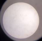 Der Merkurtransit, aufgenommen von Prof. Alexander Horn mit dem Smartphone über das Okular &lt;br&gt; Den Merkur findet man als kleines rundes Scheibchen auf der Sonnenscheibe rechts, bei ca. `3 Uhr´.