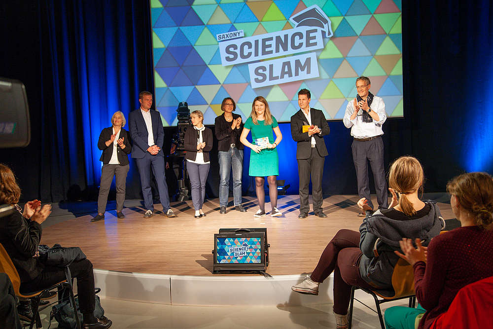 Gruppenbild aller Teilnehmer am Science Slam