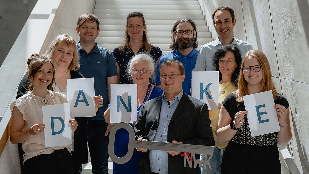 Gruppenbild mit DANKE-Buchstaben