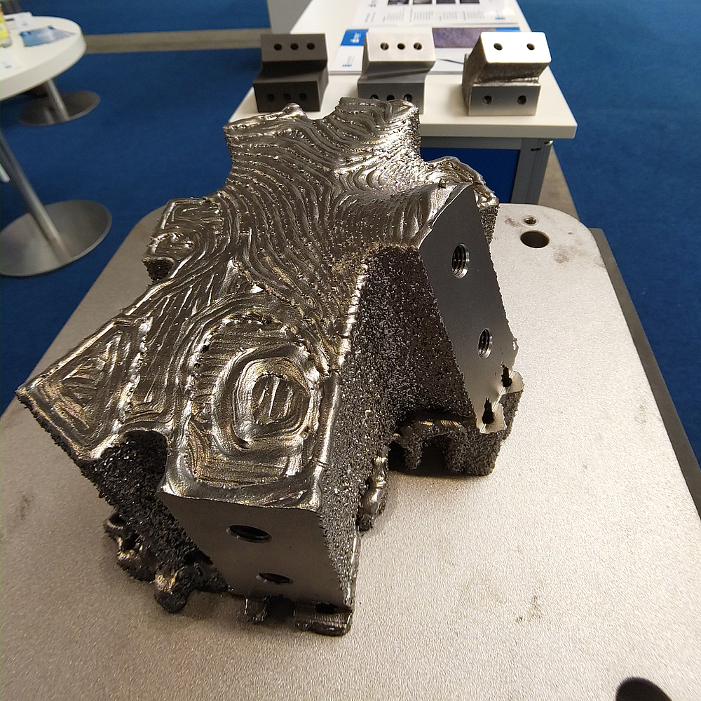 Mittels Makro-SLM am Laserinstitut Hochschule Mittweida gefertigter freigeformter Knoten aus Edelstahl.