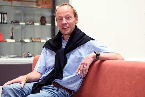 Prof. Dr. rer. nat. Röbbe Wünschiers forscht zu Schafpudeln (Foto: Helmut Hammer)