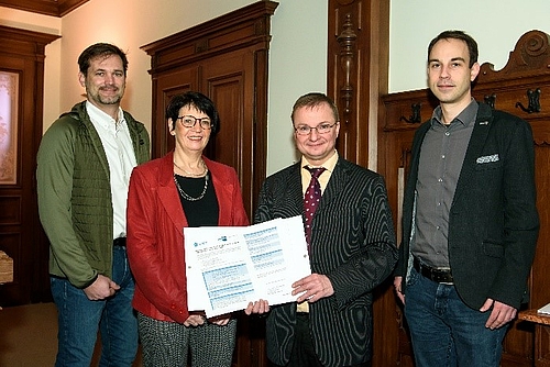 Maik Kästner, Referent Technologie und Innovation IHK Chemnitz, Dr. Anette Schwandtke, Geschäftsführerin der IHK Mittelsachsen, Prof. Uwe Mahn, Prorektor Forschung, und Matthias Baumgart, Leiter Referat Forschung (v.l.n.r.) nach der Unterzeichnung des