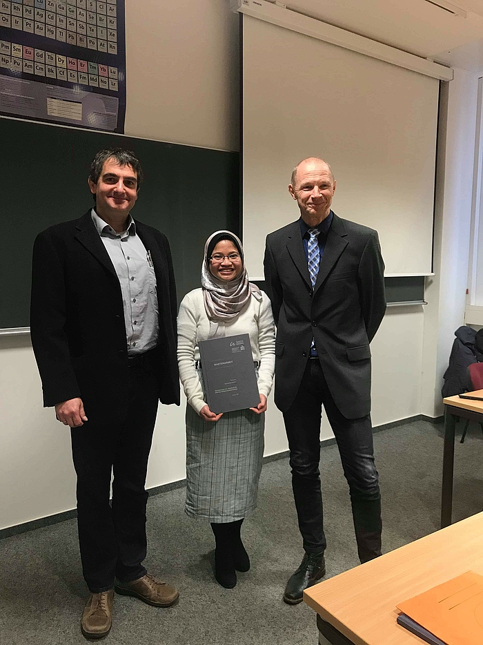 Nurul Amanina Binti Omar bei der Verteidigung ihrer Masterarbeit im Februar an der TU Ilmenau mit ihren Betreuern Prof. Dr. rer. nat. habil. Dr. h.c. Andreas Bund (links, TU Ilmenau) und Prof. Dr. rer. nat. Frank Köster (rechts, Hochschule Mittweida)