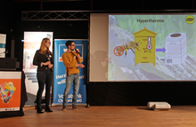 3-minütiger Pitch vor der Live-Jury von Lisa Prudnikow und Nils Schön (v.l.n.r.) aus dem Team „BeeWarm“