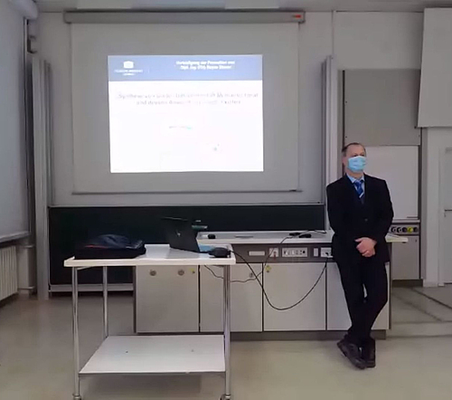 Rayko Ehnert verteidigt seine Promotion Rayko Ehnert steht vor Tafel während seiner Promotionsverteidigung