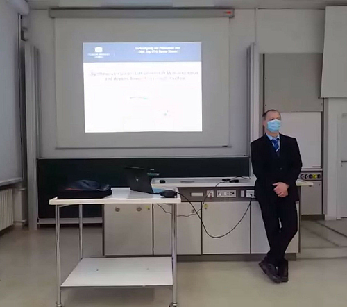 Rayko Ehnert verteidigt seine Promotion Rayko Ehnert steht vor Tafel während seiner Promotionsverteidigung