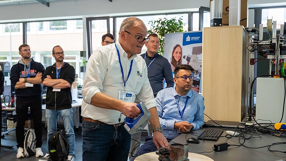 Gescannt: Praktisches Erleben im Workshop 3D-Scannen Mann testet den 3D Druck