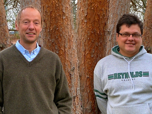 Prof. Röbbe Wünschiers und sein Doktorand Robert Leidenfrost (v.l.) sind stolz auf die entwickelte Diagnostikmethode (Foto: Nadine Wappler)