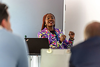 Prof. Brownhilder Neneh, University of the Free State Bloemfontain, South Africa Weibliche Person am Rednerpult