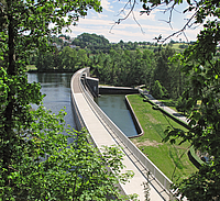 Blick auf die Staumauer an der Talsperre Pirk