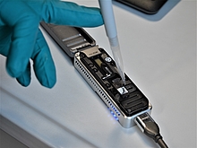 Der handtellergroße Sequenzierapparat der englischen Firma Oxford Nanopore für die Analyse von Bioaerosolen – noch im Labor, bald im Außeneinsatz (Foto: Lisa Prudnikow)