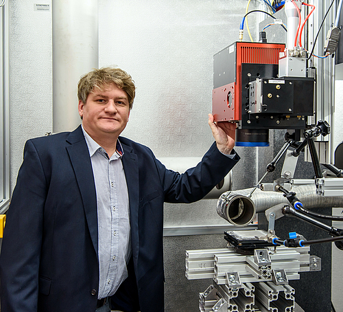 Prof. André Streek mit dem Polygonspiegelscanner
