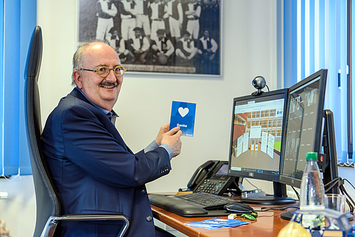 Rektor Prof. Ludwig Hilmer bedankt sich während der Eröffnung bei allen, die zum Gelingen der Konferenz beigetragen haben Rektor Prof. Ludwig Hilmer im Büro vor dem Rechner