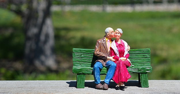 Foto: Pixabay ein Pärchen von alten Menschen sitzt auf einer Bank im Grünen, Polyresin-Figuren