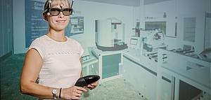 weibliche Person mit VR-Brille und Joystick steht vor virtuellem Hintergrund