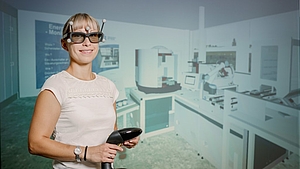 weibliche Person mit VR-Brille und Joystick steht vor virtuellem Hintergrund