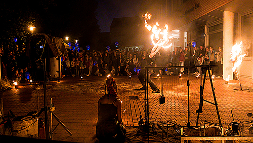 Feuershow vor dem Campus