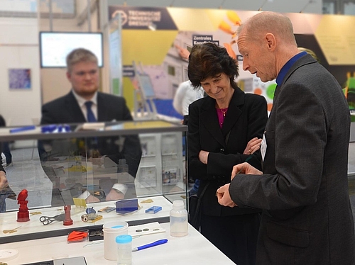 Prof. Frank Köster beim Vergolden eines Andenkens für die Sächsische Staatsministerin für Wissenschaft und Kunst, Frau Dr. Eva-Maria Stange (Foto: TU Dresden)