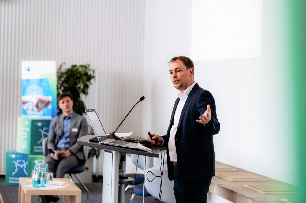 Professor Richard Börner steht am Rednerpult und spricht zum Publikum.