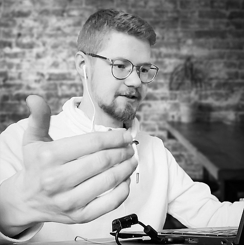 Lucas Johns beim Vortrag Portraitaufnahme von Lucas Johns während eines Vortrages vor dem Laptop