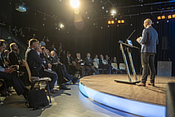 Redner im Fernsehstudio auf der Bühne vor Publikum