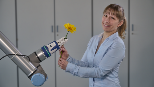 Herzlich Willkommen zur 24. NWK an der HSMW weibliche person bekommt Blume von Roberarm überreicht