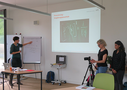 Betriebswirtschaftliche Schulung der Landwirte durch Lisa Distler (l.). Im Rahmen des Projektes InnoLAWI entsteht ein Dokumentationsfilm durch die Fakultät Medien, die den Workshop als wichtigen Schritt auf dem Weg zum Anderen Leistungsanbieter aufgezeic