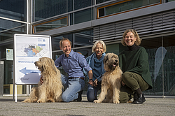 Redner und Züchterin mit zwei Schafpudeln