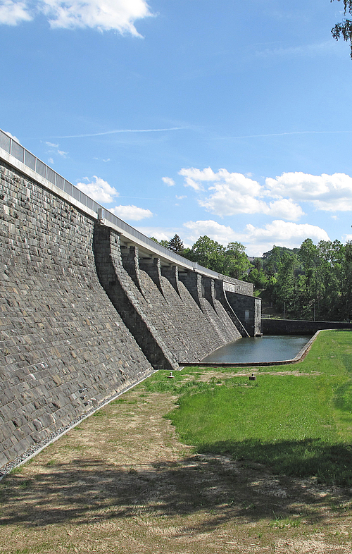Staumauer der Talsperre Pirk Staumauer der Talsperre Pirk