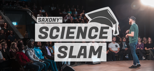 Saxony5 Science Slam redner vor Publikum, dazu Logo des Science Slam