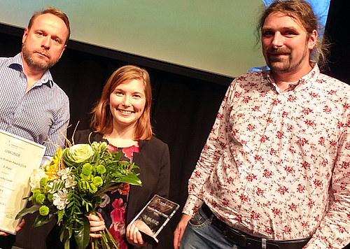 Zur Verleihung des dritten Platzes beim Saxonia Woman Award an Vicky Laura Eleser (M.) gratulierten Prof. Dr. Christian Hummert (r.) von der Hochschule Mittweida und Nico Müller (l.) von der Digifors GmbH. (Quelle: Saxonia Systems AG) Preisträgerin Vicky Laura Eleser hält einen Blumenstrauß in der Hand, links an ihrer Seite steht Nico Müller von der Digifors GmbH, rechts Prof. Dr. Christian Hummert von der Hochschule Mittweida.