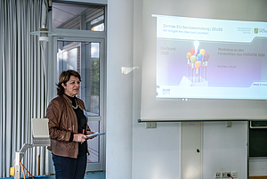 Birgit Benz (ZEUSS-SMWK) spricht zur EU-Forschungsförderung in Sachsen